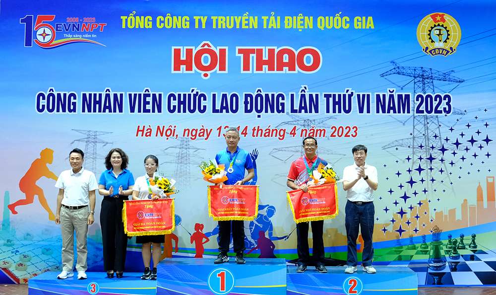 Ban Tổ chức trao giải cho các đội thi và các vận động viên