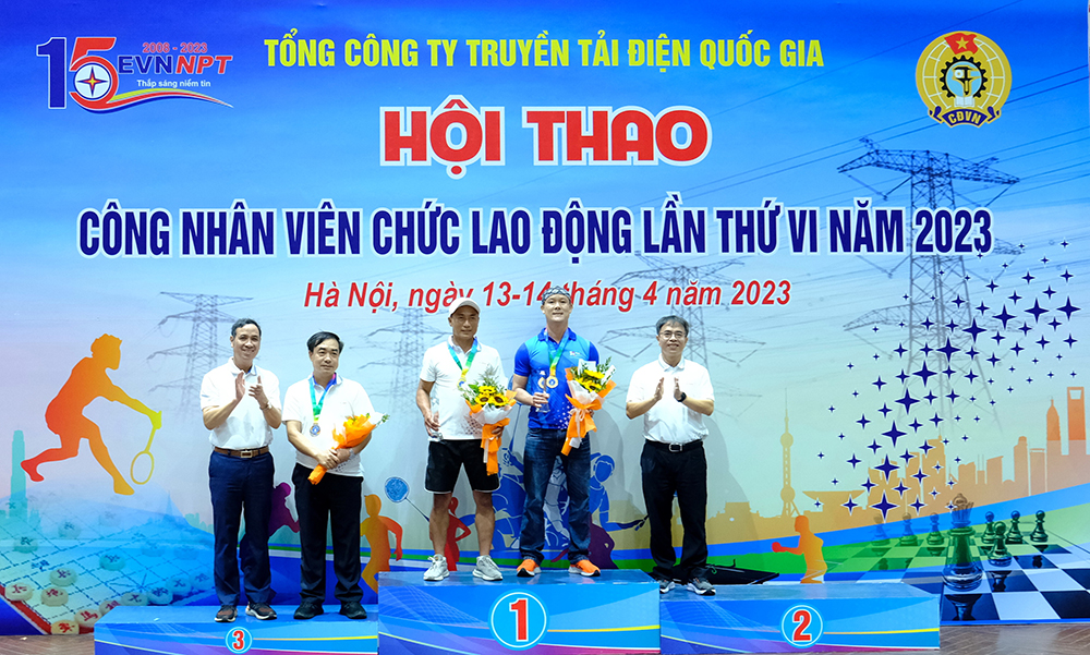 Ban Tổ chức trao giải cho các đội thi và các vận động viên