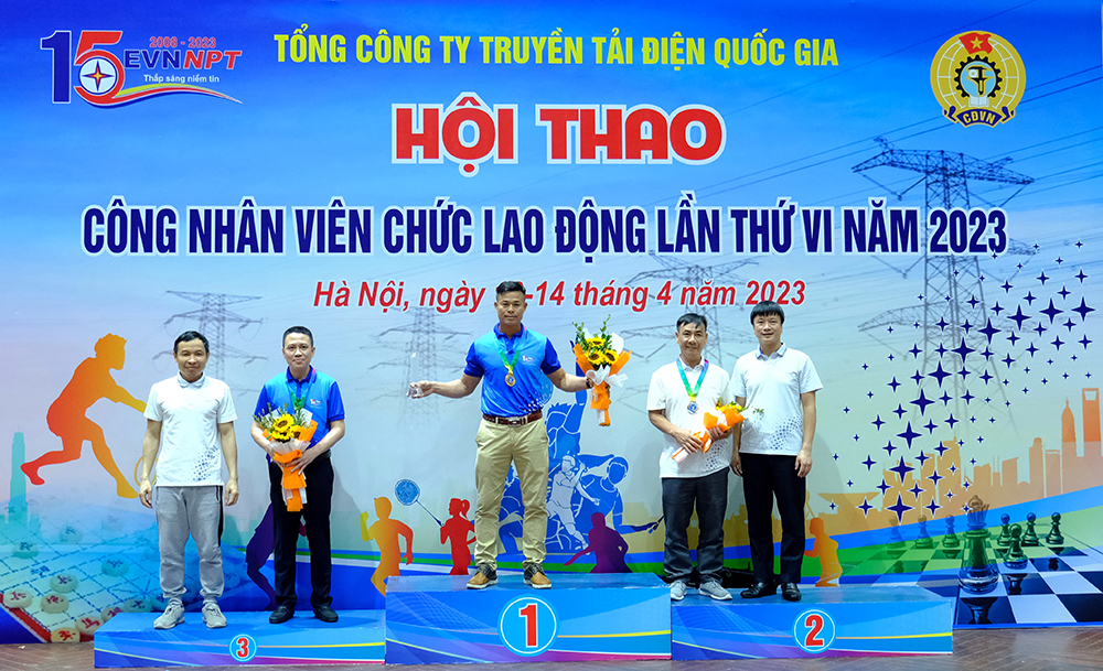 Ban Tổ chức trao giải cho các đội thi và các vận động viên