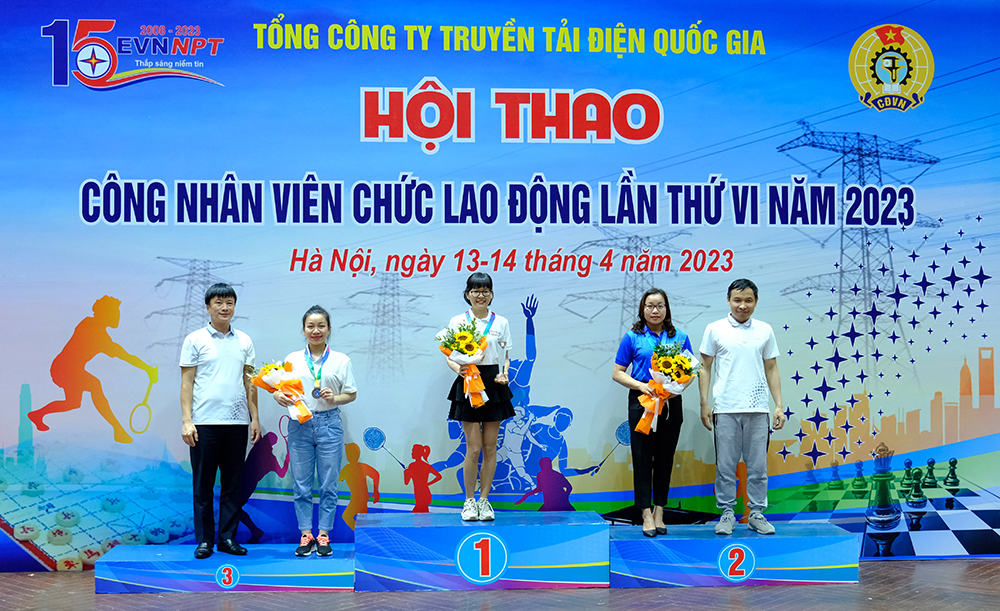 Ban Tổ chức trao giải cho các đội thi và các vận động viên