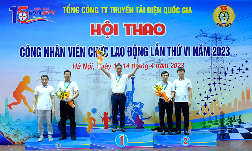 Ban Tổ chức trao giải cho các đội thi và các vận động viên