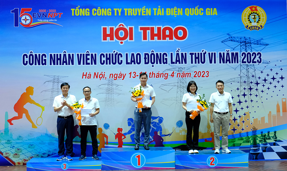 Ban Tổ chức trao giải cho các đội thi và các vận động viên