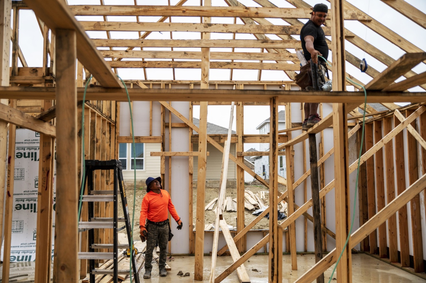 Công nhân lắp đặt khung của một ngôi nhà đang được xây dựng ở TP. Buda, tiểu bang Texas, Hoa Kỳ