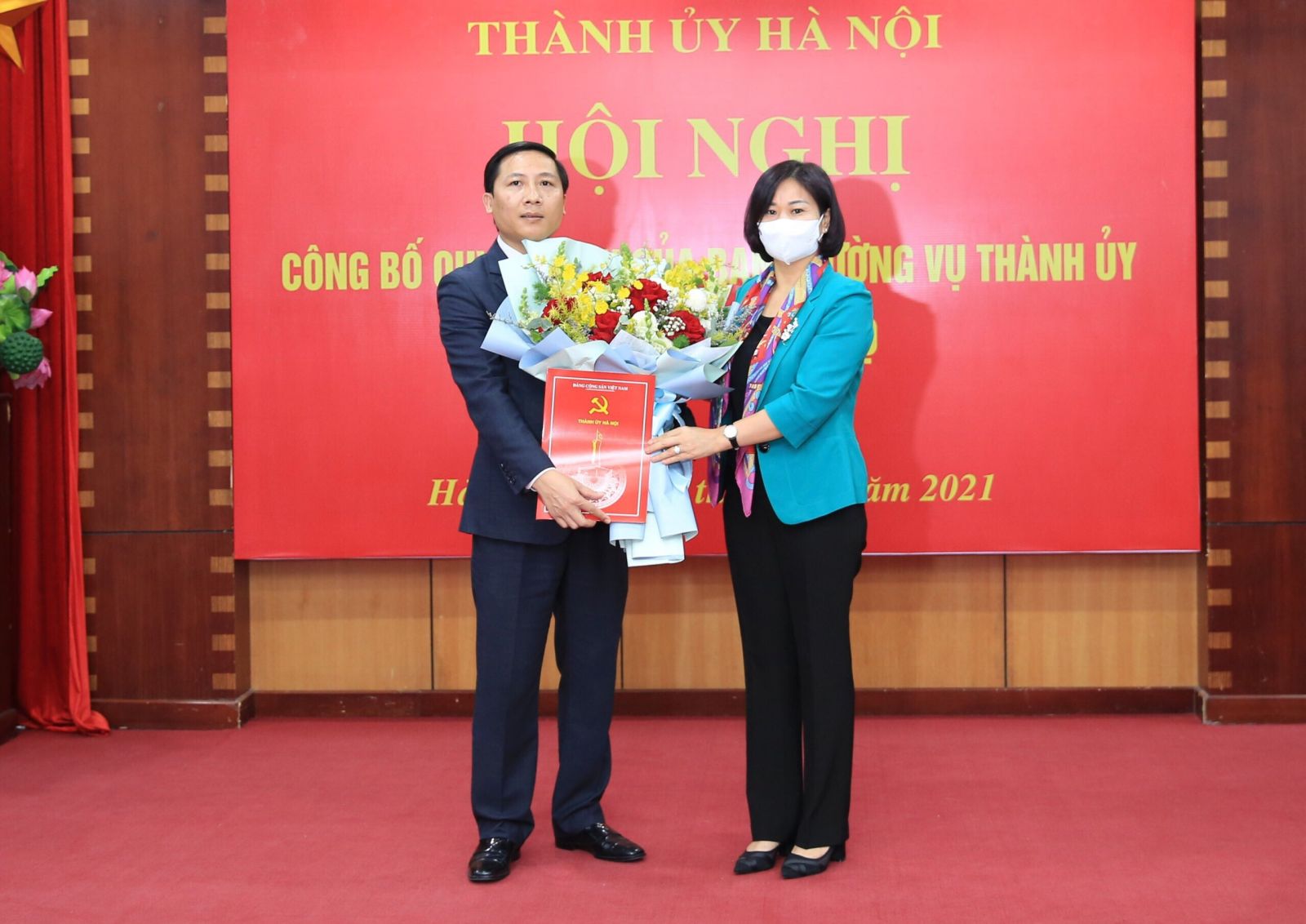 Bà Nguyễn Thị Tuyến - Phó Bí thư Thường trực Thành ủy Hà Nội trao quyết định cho ông Nguyễn Thanh Liêm