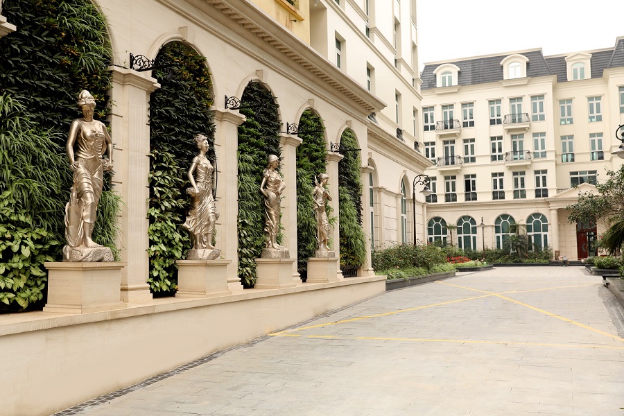Cổng chào dự án Granduer Palace – Giảng Võ: 4 bức tượng là 4 vị thần tượng trưng cho 4 mùa trong năm lần lượt xuân – hạ – thu – đông.