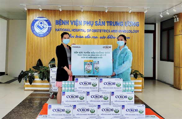 50.000 sản phẩm Vinamilk ColosGold 3 và sữa uống dinh dưỡng ColosGold đã được Vinamilk trao tặng cho con em các y bác sĩ tuyến đầu