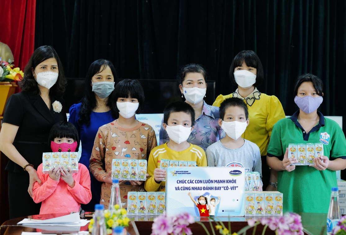 Những hộp sữa đầu tiên đã được đại diện Vinamilk và Quỹ Bảo trợ trẻ em Việt Nam trao tặng đến các em nhỏ tại Trung tâm Bảo trợ Xã hội số 3, Tây Mỗ, Nam Từ Liêm, Hà Nội