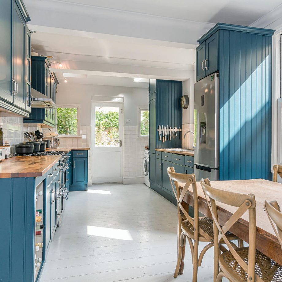 Phòng bếp lấy màu xanh dương làm điểm nhấn, mang vẻ ấn tượng và cá tính