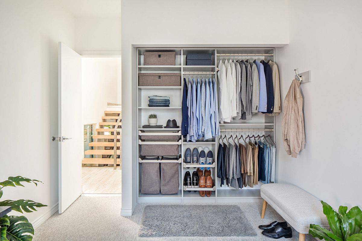 Sử dụng thêm móc treo tường, thanh treo và giỏ để tận dụng tối đa không gian trong tủ