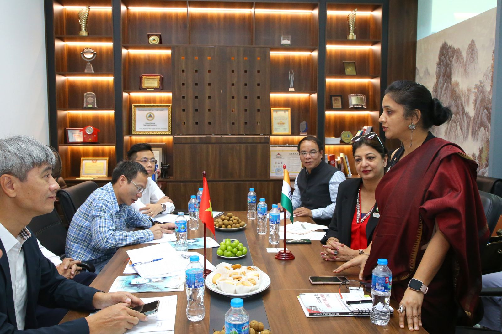 Lãnh đạo VNREA tiếp Đoàn nữ cán bộ và doanh nhân từ Hội đồng Phát triển Bất động sản Quốc Gia Ấn Độ (NAREDCO)- Ảnh 6.