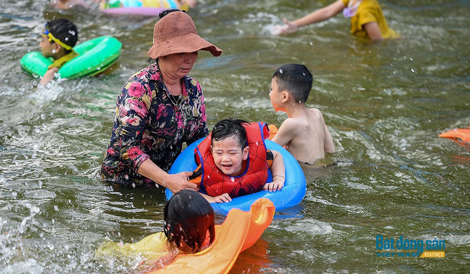 bể bơi miễn phí, dân làng Hưng Giáo, xã Tam Hưng, góp tiền làm bể bơi, ao bơi cho trẻ