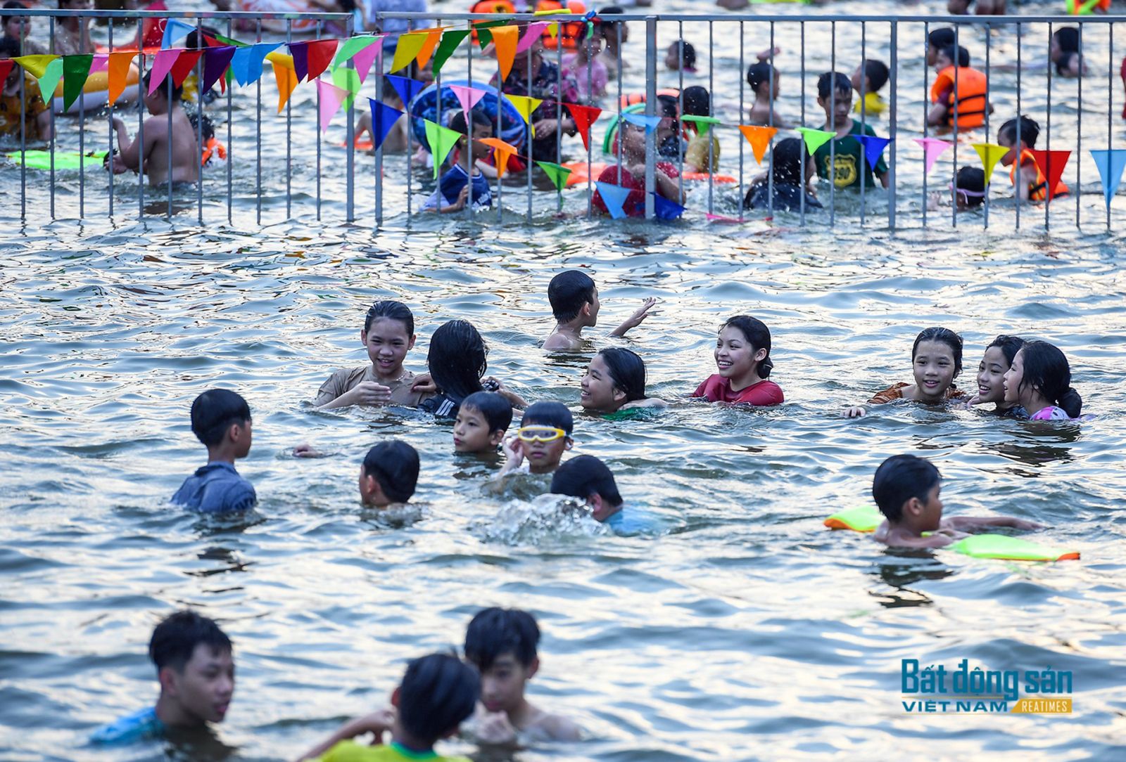 bể bơi miễn phí, dân làng Hưng Giáo, xã Tam Hưng, góp tiền làm bể bơi, ao bơi cho trẻ