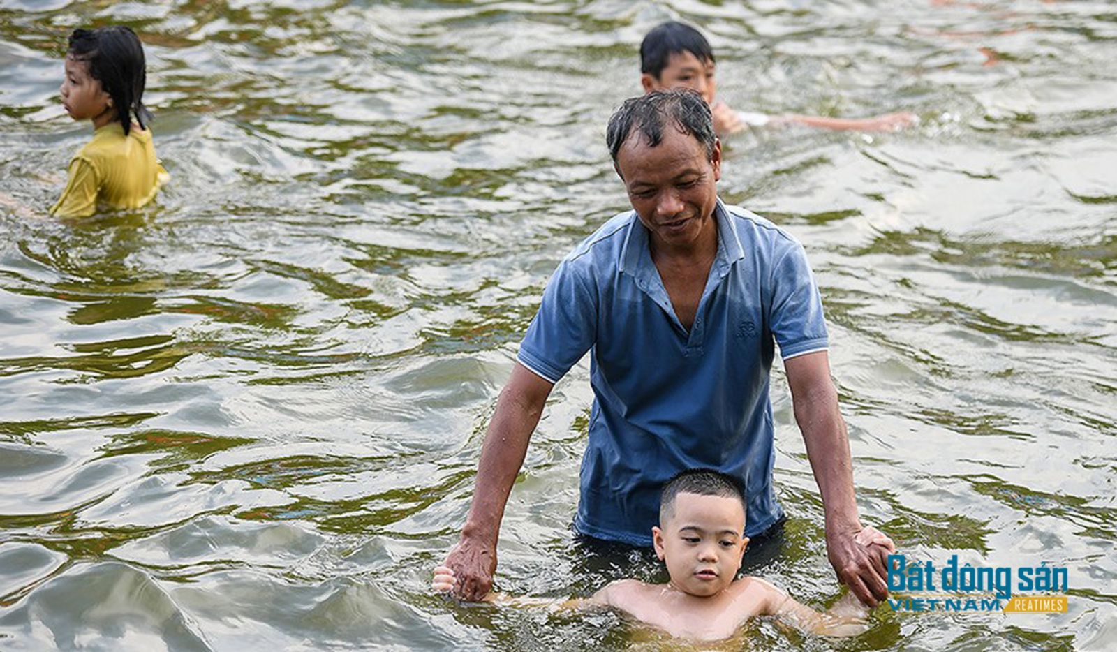 bể bơi miễn phí, dân làng Hưng Giáo, xã Tam Hưng, góp tiền làm bể bơi, ao bơi cho trẻ