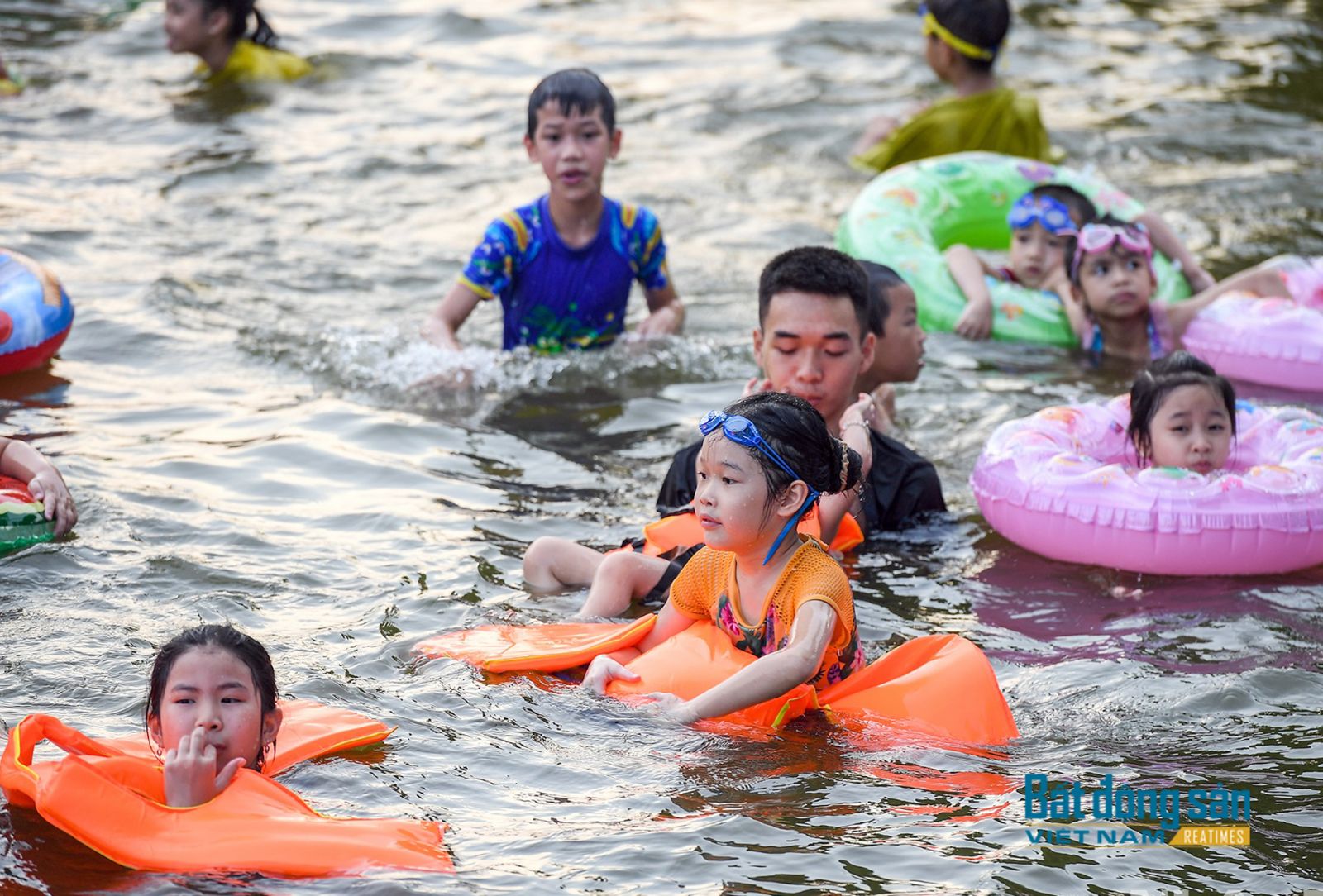 bể bơi miễn phí, dân làng Hưng Giáo, xã Tam Hưng, góp tiền làm bể bơi, ao bơi cho trẻ