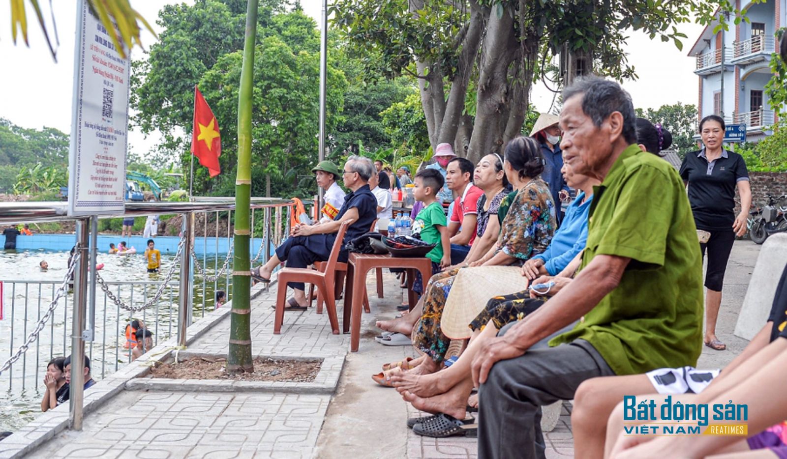 bể bơi miễn phí, dân làng Hưng Giáo, xã Tam Hưng, góp tiền làm bể bơi, ao bơi cho trẻ