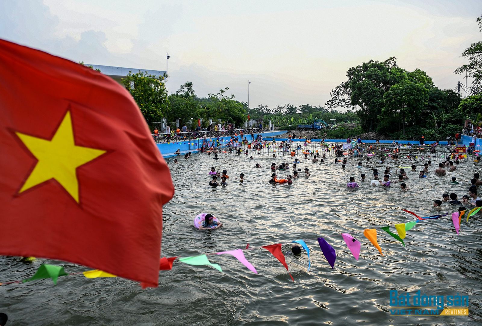 bể bơi miễn phí, dân làng Hưng Giáo, xã Tam Hưng, góp tiền làm bể bơi, ao bơi cho trẻ