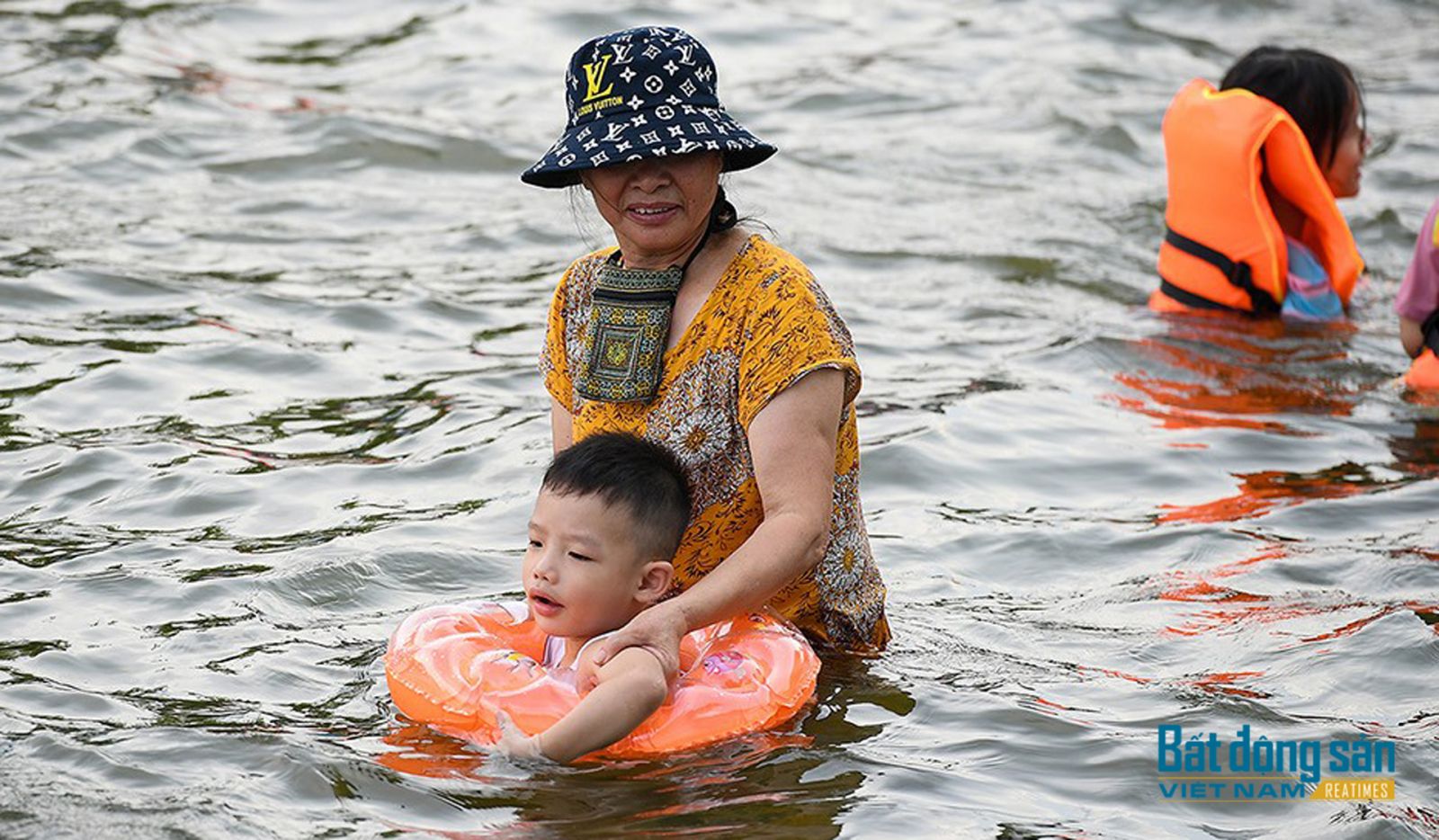 bể bơi miễn phí, dân làng Hưng Giáo, xã Tam Hưng, góp tiền làm bể bơi, ao bơi cho trẻ