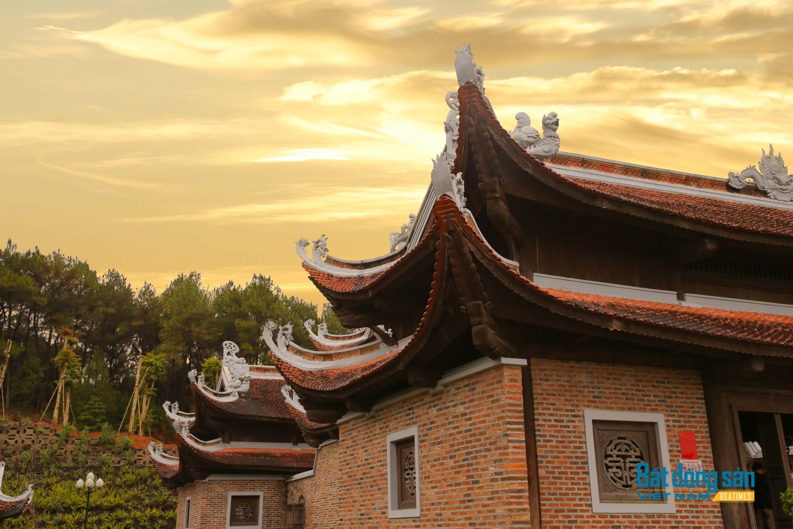 đền Chung Sơn, đền thờ gia tiên Hồ Chủ Tịch, khu di tích Kim Liên,