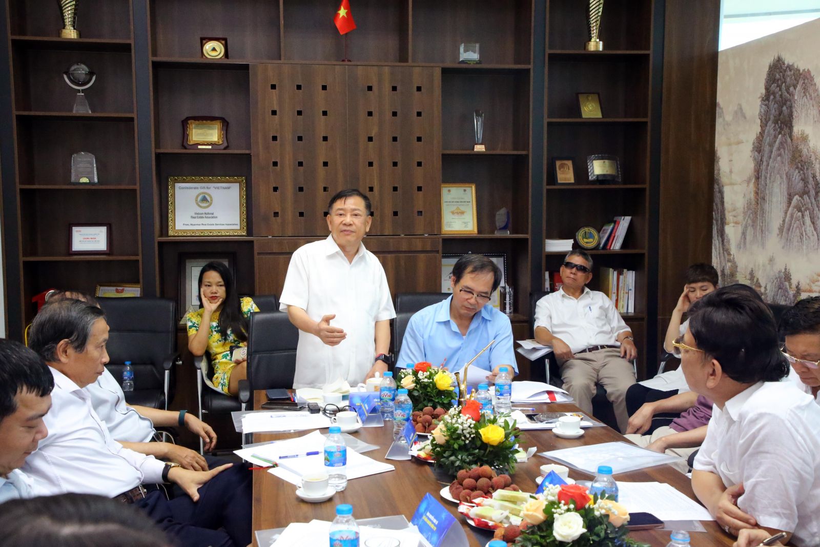 TS Nguyễn Văn Khôi - Chủ tịch Hiệp hội Bất động sản Việt Nam, nguyên Phó Chủ tịch UBND thành phố Hà Nội, chủ trì buổi làm việc.