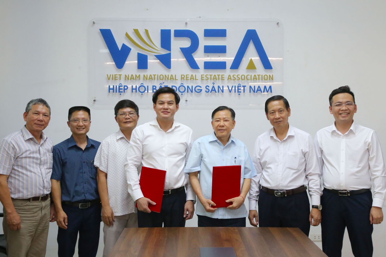 VNREA ký kết thỏa thuận hợp tác với Cục Quản lý nhà và thị trường bất động sản - Ảnh 2.