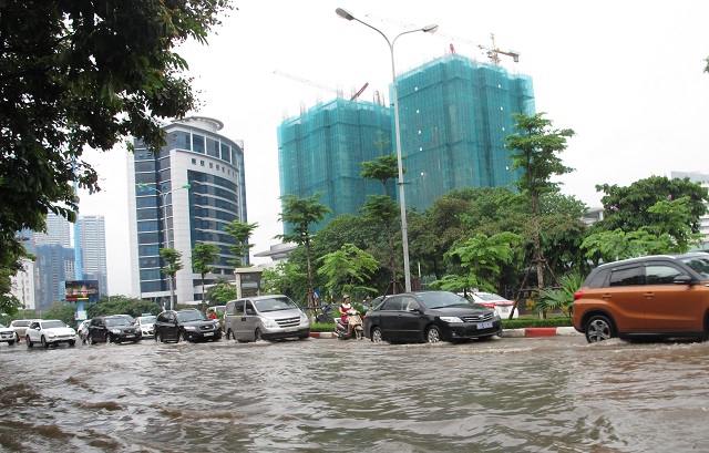 Úng ngập cục bộ sau trận mưa trên đường Trần Thái Tông. Ảnh: Thanh Hải