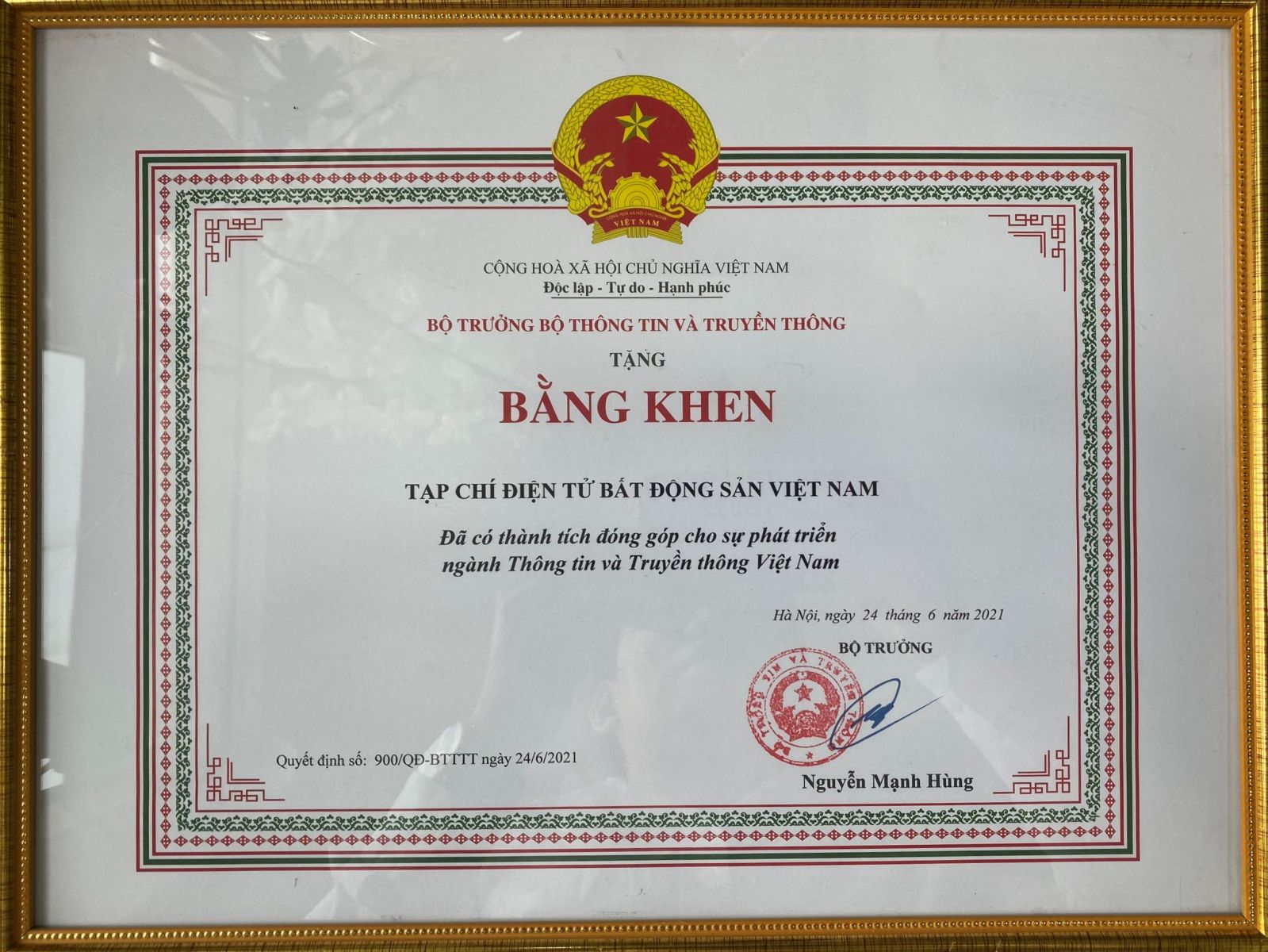 Bộ trưởng Bộ Thông tin và Truyền thông tặng bằng khen cho Tạp chí điện tử Bất động sản Việt Nam đã có thành tích đóng góp  cho sự phát triển ngành Thông tin và Truyền thông Việt Nam.