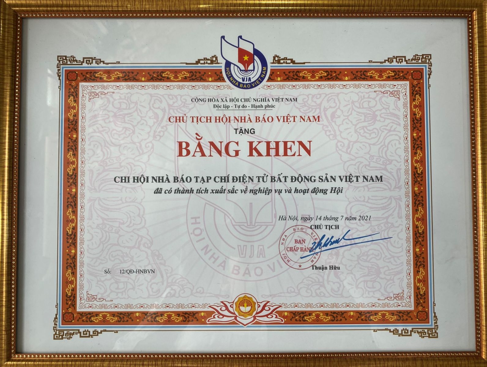 Chủ tịch Hội Nhà báo Việt Nam tặng bằng khen cho Chi hội Nhà báo Tạp chí điện tử Bất động sản Việt Nam đã có thành tích xuất sắc về nghiệp vụ và hoạt động Hội.
