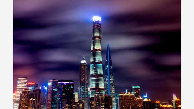 Thiết kế hình xoắn ốc giúp Tháp Thượng Hải trở thành một điểm đến hút khách. Ảnh: AFP