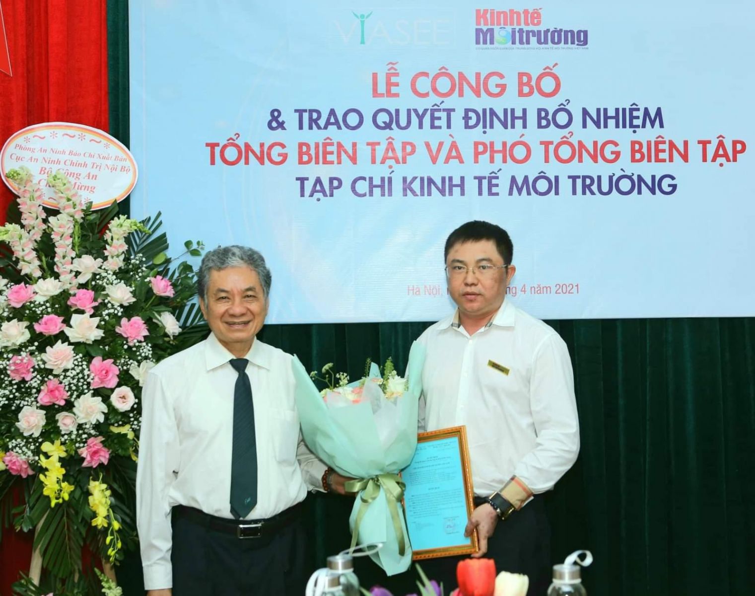 Chủ tịch TW Hội Kinh tế Môi trường Việt Nam trao quyết định bổ nhiệm Phó Tổng Biên tập đối với nhà báo Nguyễn Tường Quân.