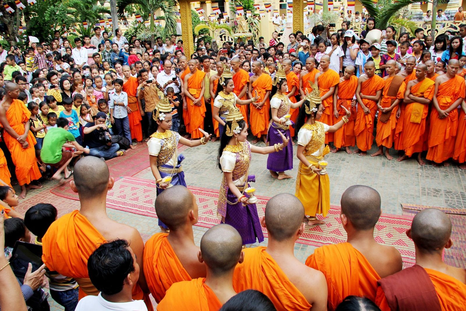 Người Khmer rộn ràng trong lễ hội đón Tết cổ truyền
