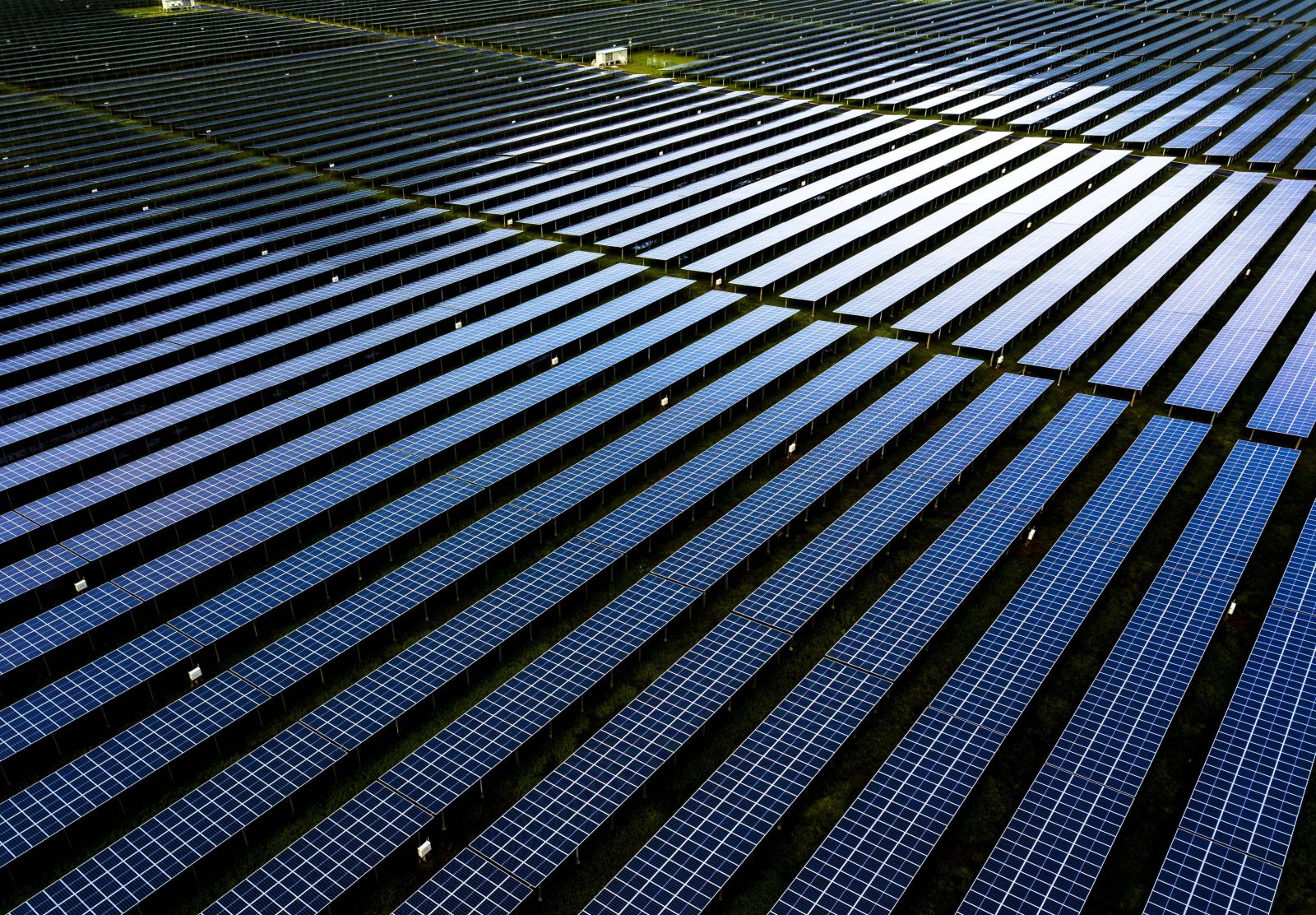 Nhà máy điện mặt trời khai sáng giá trị mới cho đất nghèo
