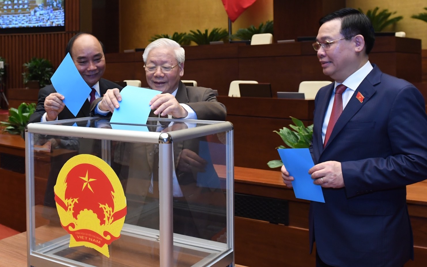 Các đại biểu bỏ phiếu miễn nhiệm Chủ tịch nước Nguyễn Phú Trọng