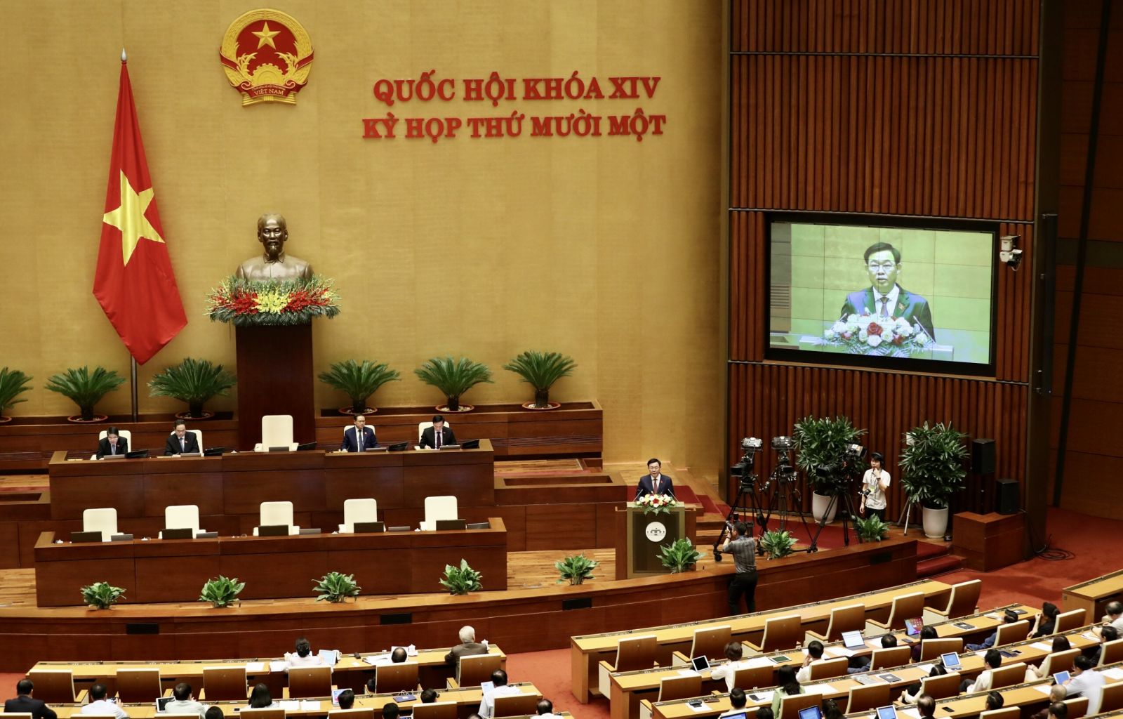 Chủ tịch Quốc hội Vương Đình Huệ thay mặt Ủy ban Thường vụ Quốc hội trình Quốc hội miễn nhiệm Chủ tịch nước, sáng 2/4. 