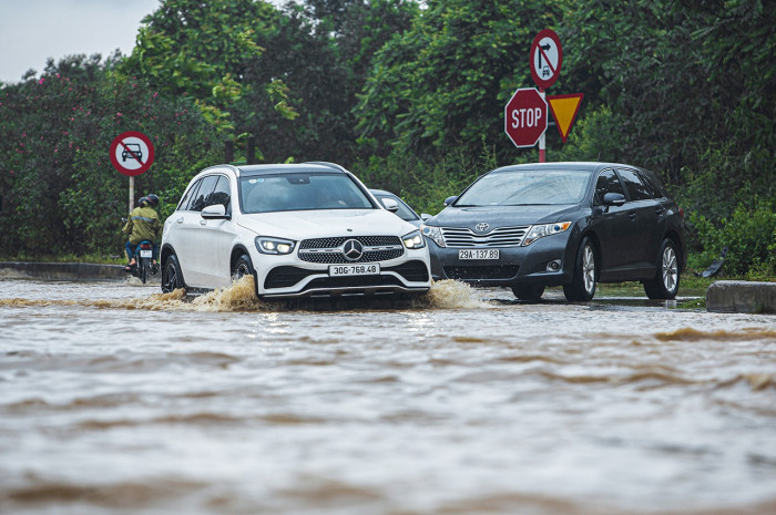 Đại lộ Thăng Long (Hà Nội) đoạn qua KCN Thạch Thất bị ngập sau cơn mưa lớn ngày 17/4