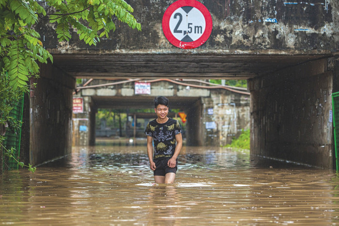 Hầm chui số 9 qua Đại lộ Thăng Long ngập nặng, thoát nước chậm