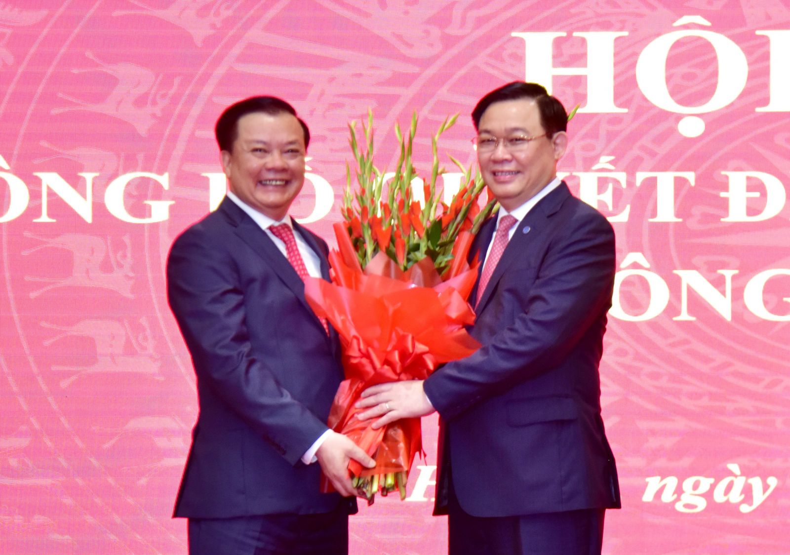Chủ tịch Quốc hội Vương Đình Huệ tặng hoa chúc mừng tân Bí thư Thành ủy Hà Nội. 