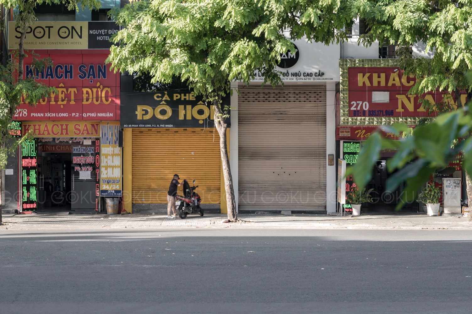 Tại Đường Phan Xích Long, nhiều cửa hàng đóng cửa