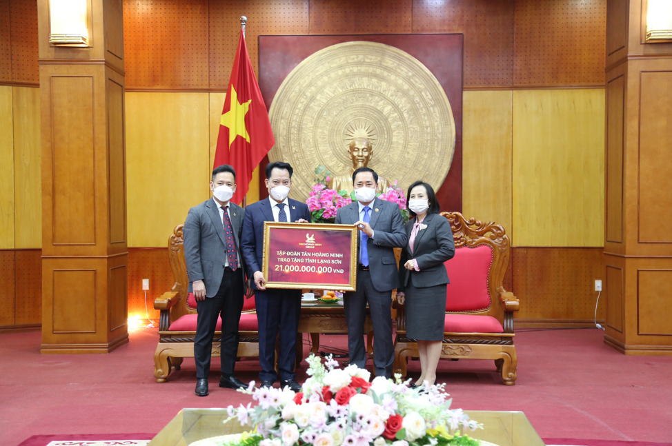 Lãnh đạo tỉnh Lạng Sơn tiếp nhận kinh phí hỗ trợ của Tập đoàn Tân Hoàng Minh