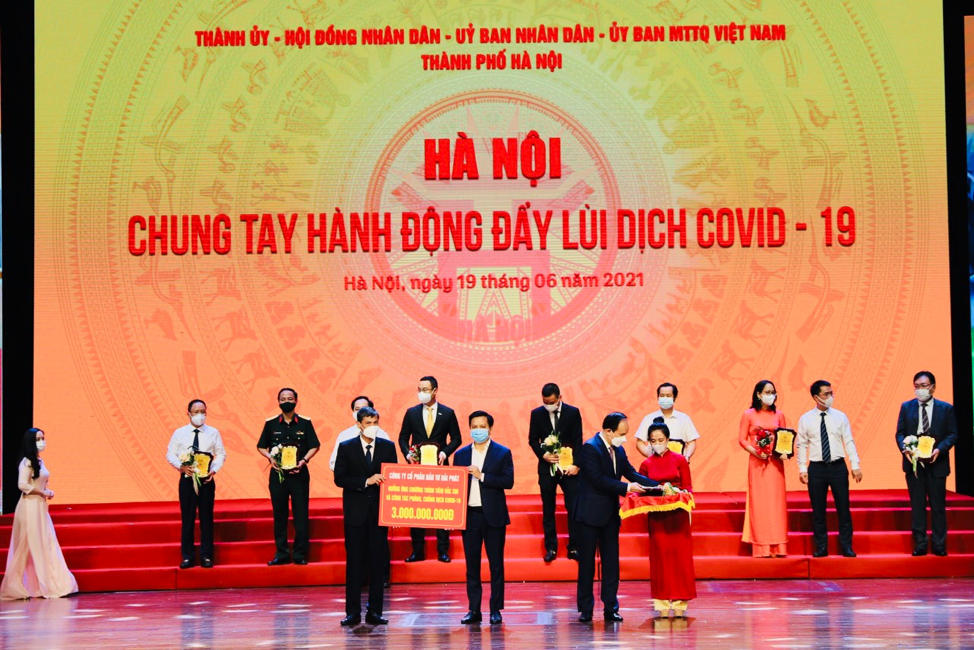 Ông Nguyễn Trọng Thiết – Phó Tổng giám đốc Tập đoàn Hải Phát (đứng giữa) trao ủng hộ 3 tỷ đồng cho Chương trình “Hà Nội chung tay hành động đẩy lùi dịch Covid-19 cho lãnh đạo TP Hà Nội.