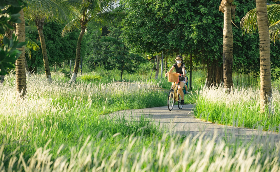 Mẹ con chị Hoài thong thả dạo bộ trong khu đô thị