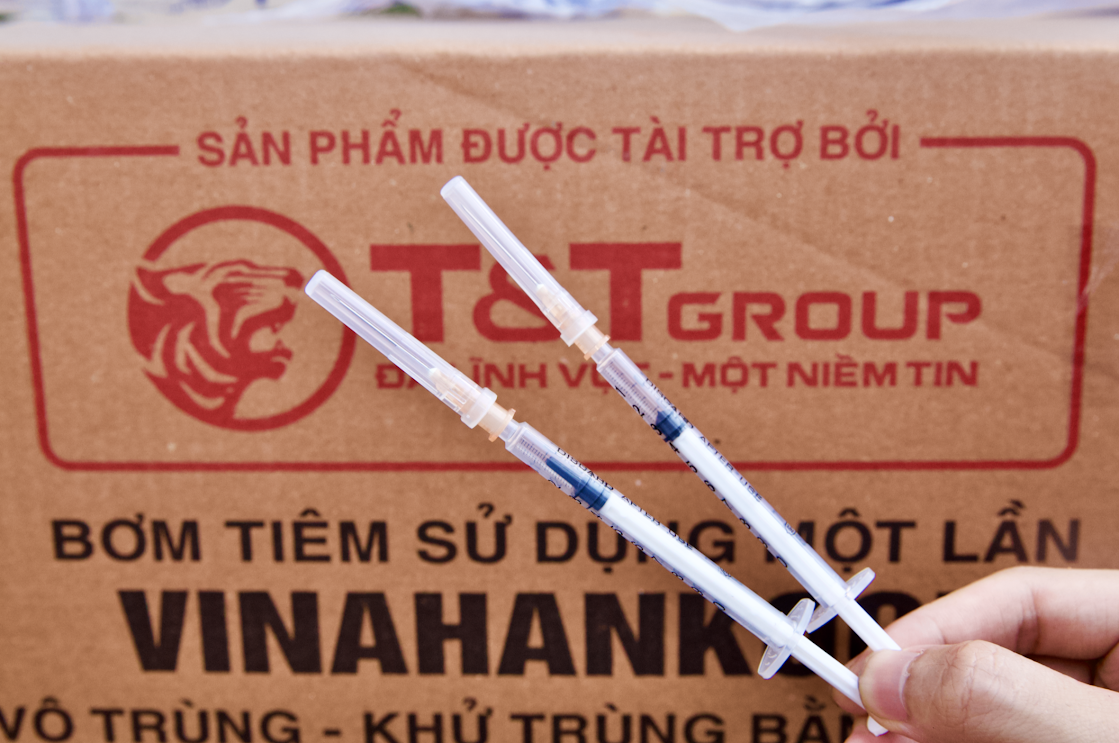 Bơm kim tiêm do T&T Group tài trợ là sản phẩm của Công ty CP thiết bị y tế VINAHANKOOK, được Bộ Y tế cấp giấy chứng nhận chất lượng.