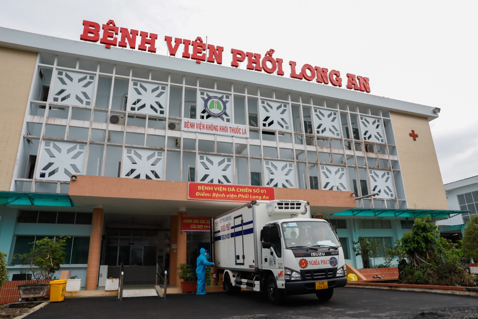 Những viên thuốc vì cộng đồng được vận chuyển tới bệnh viện Phổi Long An