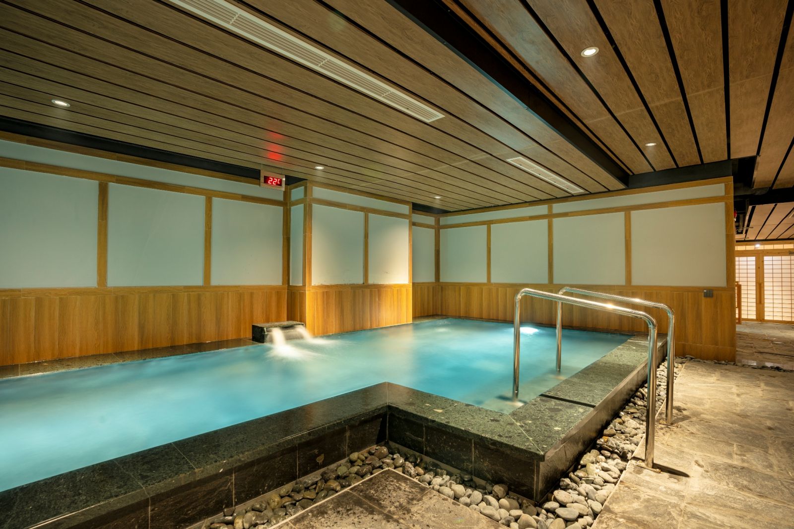 Hệ thống 7 bể tắm của Ruriko Onsen bao gồm bể tắm tráng, bể ngâm khoáng hoàn nguyên, bể sục Jacuzzi, bể sục bọt khí Nano, bể ngâm toàn thân, bể ngâm chân kết hợp và bể ngâm lạnh