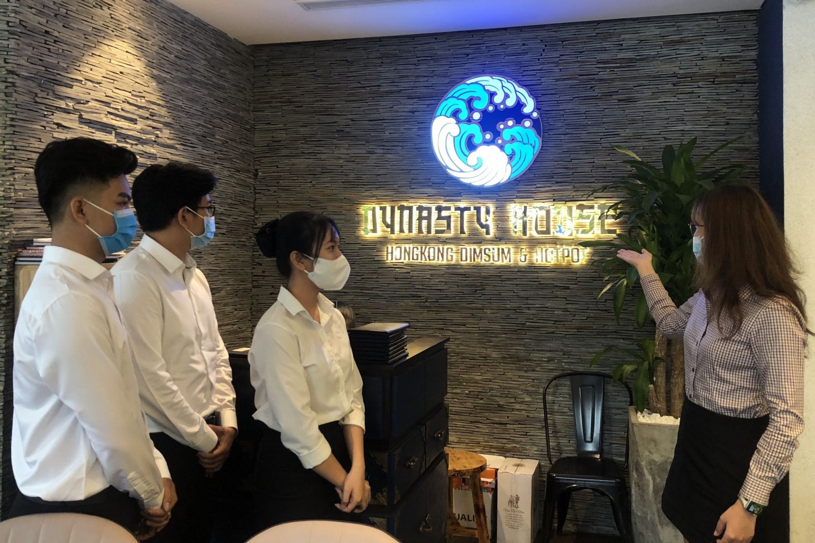  Thực tập sinh tìm hiểu về Dynasty House – nhà hàng lẩu và dimsum theo phong cách Hong Kong, thuộc hệ thống Nova FnB.