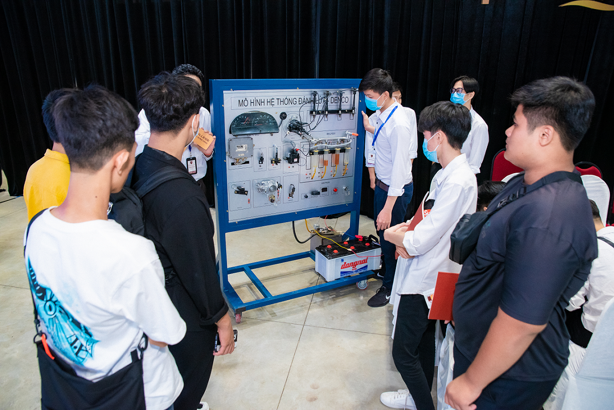 Khoa Công nghệ Ô tô trưng bày mô hình hệ thống đánh lửa trên ô tô. Các học sinh được tìm hiểu về hoạt động của ô tô cũng như phần nào tiếp cận với quy trình sản xuất thực tế.