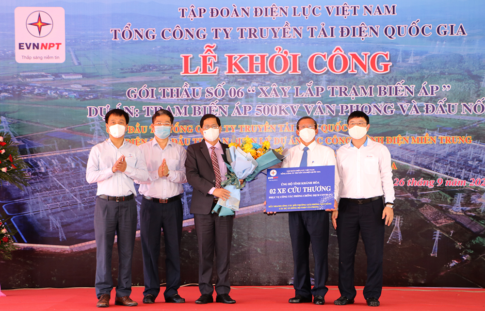 Tại chương trình, lãnh đạo EVN/EVNNPT trao biểu trưng ủng hộ 2 xe cứu thương (trị giá 2 tỷ đồng) cho tỉnh Khánh Hòa để phục vụ công tác phòng chống dịch COVID-19.