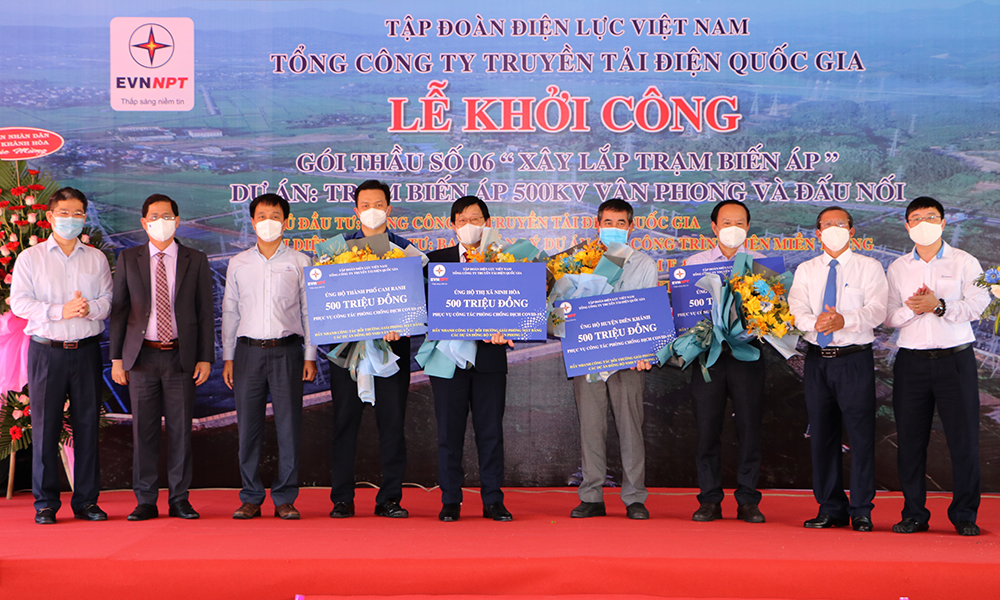 Tại chương trình, lãnh đạo EVN/EVNNPT cũng trao biểu trưng ủng hộ 500 triệu đồng cho huyện Diên Khánh, Cam Lâm, thị xã Ninh Hòa và thành phố Cam Ranh để các địa phương thực hiện phòng chống dịch COVID-19 phục vụ công tác BTGPMB dự án.