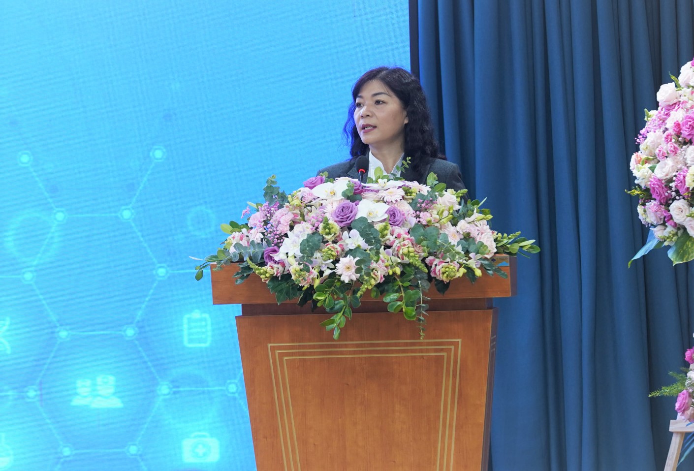 Bà Hoàng Thu Châu - Tổng Giám đốc NovaGroup phát biểu tại sự kiện