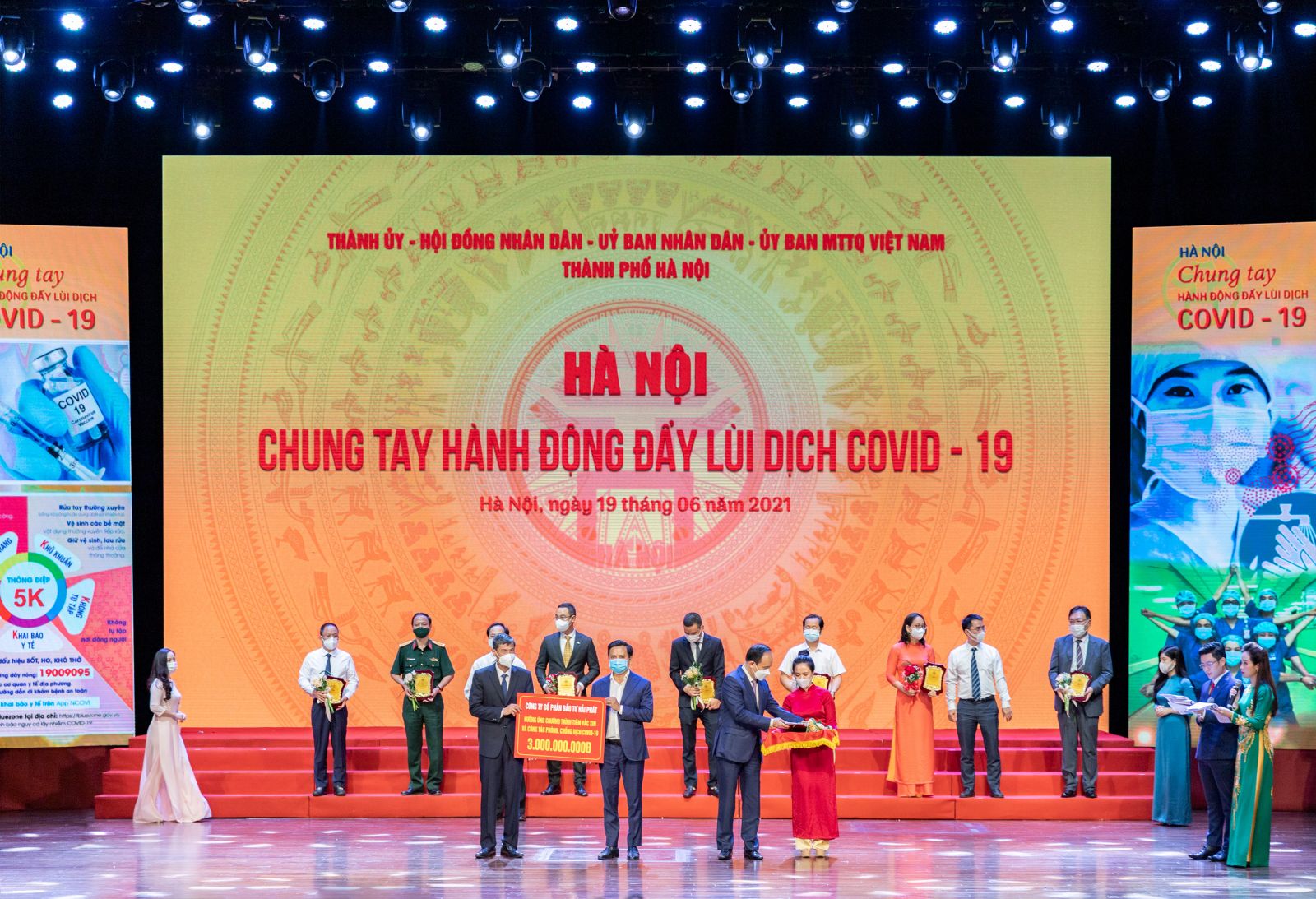 Ông Nguyễn Trọng Thiết – Phó TGĐ Tập đoàn Hải Phát trao số tiền 3 tỷ đồng ủng hộ  quỹ Vắc xin Covid - 19 cho Ủy ban MTTQ Việt Nam Thành phố Hà Nội
