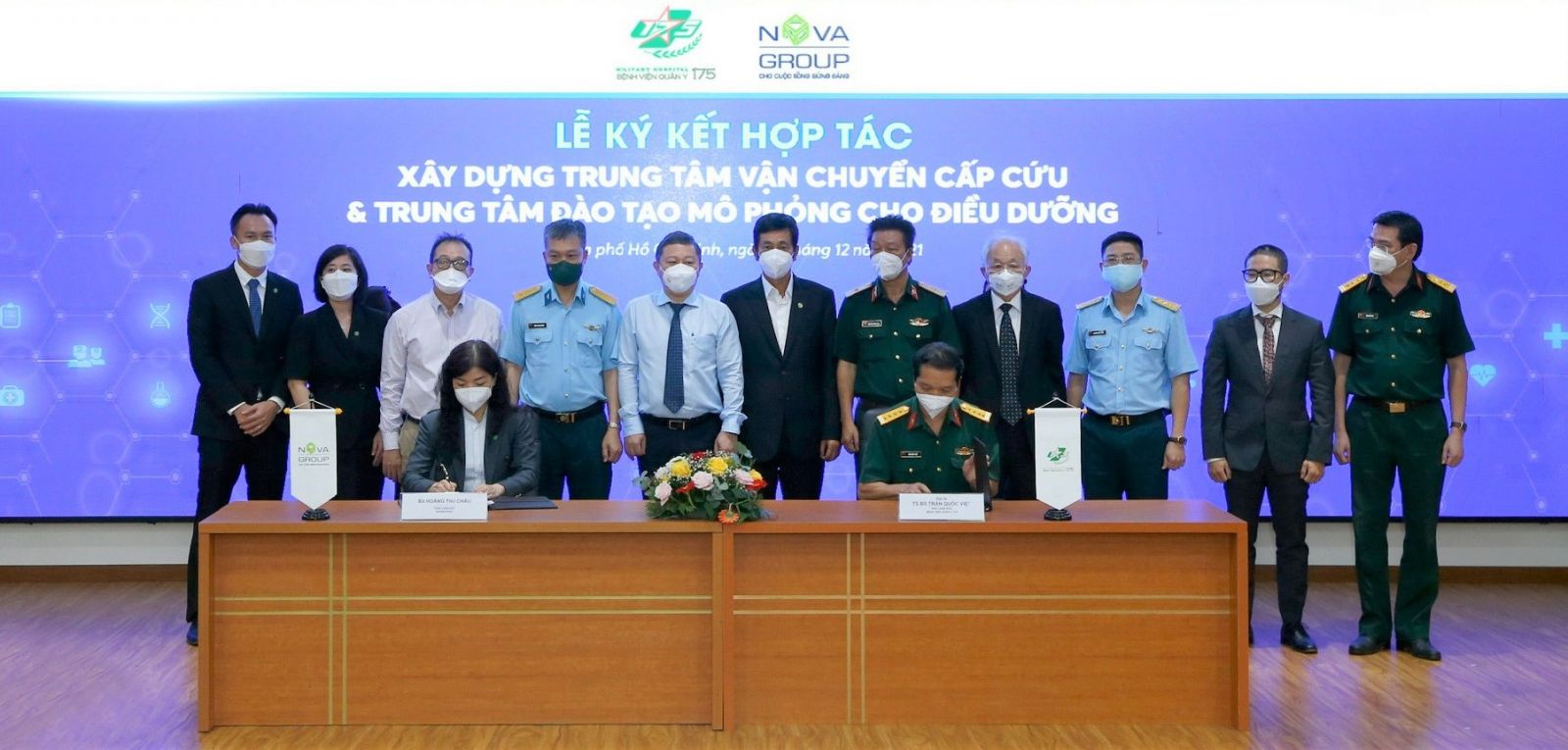 đại diện NovaGroup và đại diện Bệnh viện Quân y 175 tiến hành nghi thức ký kết hợp tác